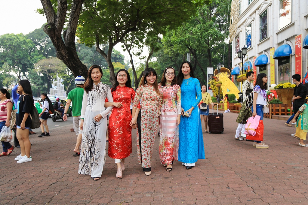 duong pho sai gon trang hoang don tet dinh dau 2017