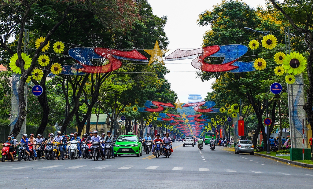 duong pho sai gon trang hoang don tet dinh dau 2017
