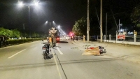 xe bon co tinh vuot den do can chet co gai giua nga tu