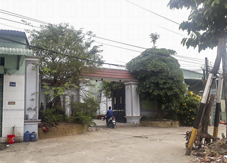 den nha ban choi roi trom tai san rut sung chong tra khi bi phat hien