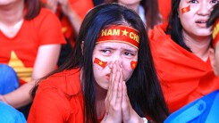CĐV rơi nước mắt tiếc nuối khi U23 Việt Nam thất bại tại trận chung kết