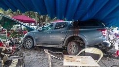 Ôtô bán tải lao vào quán cà phê, hai người bị thương nặng