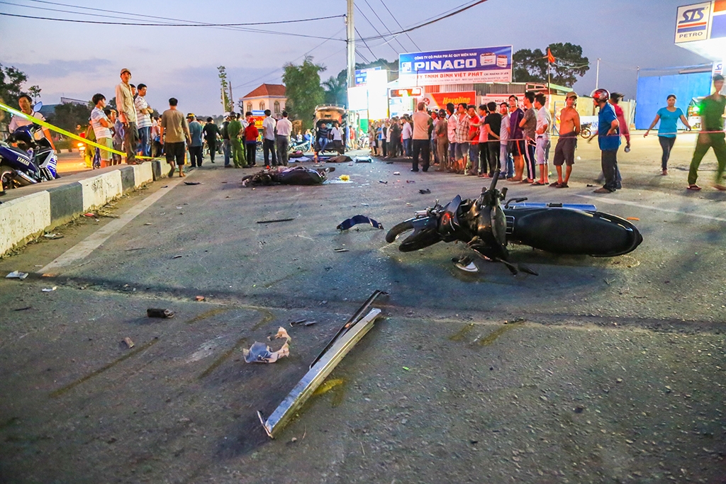 vu xe khach gay tai nan kinh hoang o binh duong can nuoc mat nguoi cha dua 2 con gai ve que noi mai tang