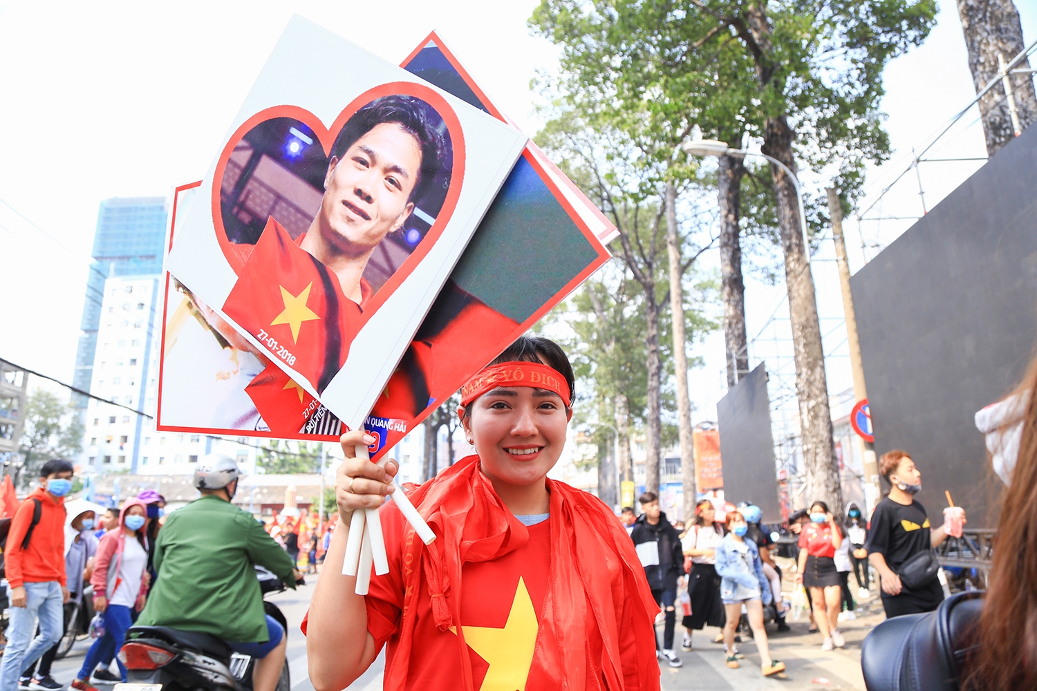 nguoi ham mo sai gon doi nang cho vao giao luu voi u23 viet nam