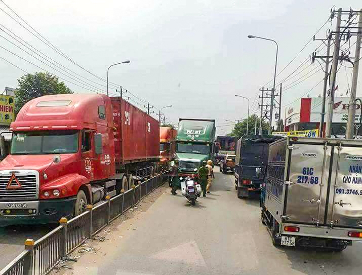 xe dau keo container can xe may mot nguoi tu vong