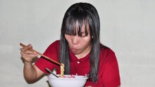 Bị công ty nợ lương, công nhân ăn mì gói cầm cự qua Tết