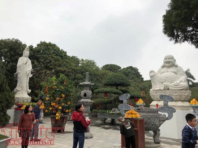 dau xuan duong pho ha noi vang ve dinh chua dong duc