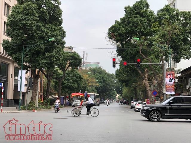 Đầu xuân, đường phố Hà Nội vắng vẻ, đình chùa đông đúc dau xuan duong pho ha noi vang ve dinh chua dong duc