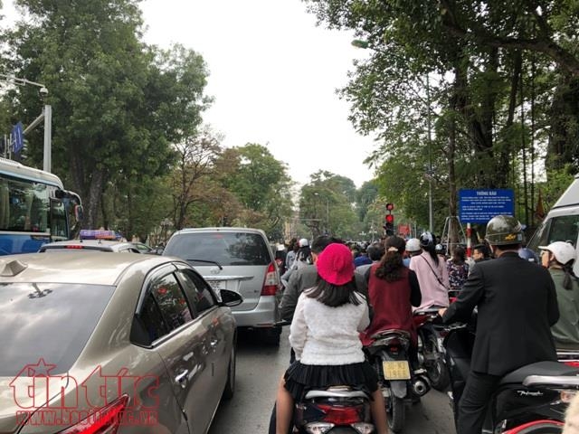 Đầu xuân, đường phố Hà Nội vắng vẻ, đình chùa đông đúc dau xuan duong pho ha noi vang ve dinh chua dong duc