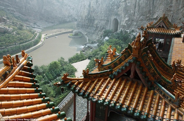 bi an ve ngoi chua chenh venh tren vach da hon 1500 nam