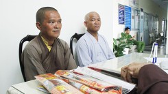 Bắt quả tang hai nhà sư giả khất thực lừa xin tiền tại lễ hội chùa Bà Thiên Hậu