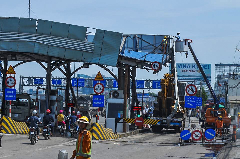 xe dau keo tong do sap mai cua tram thu phi cau dong nai