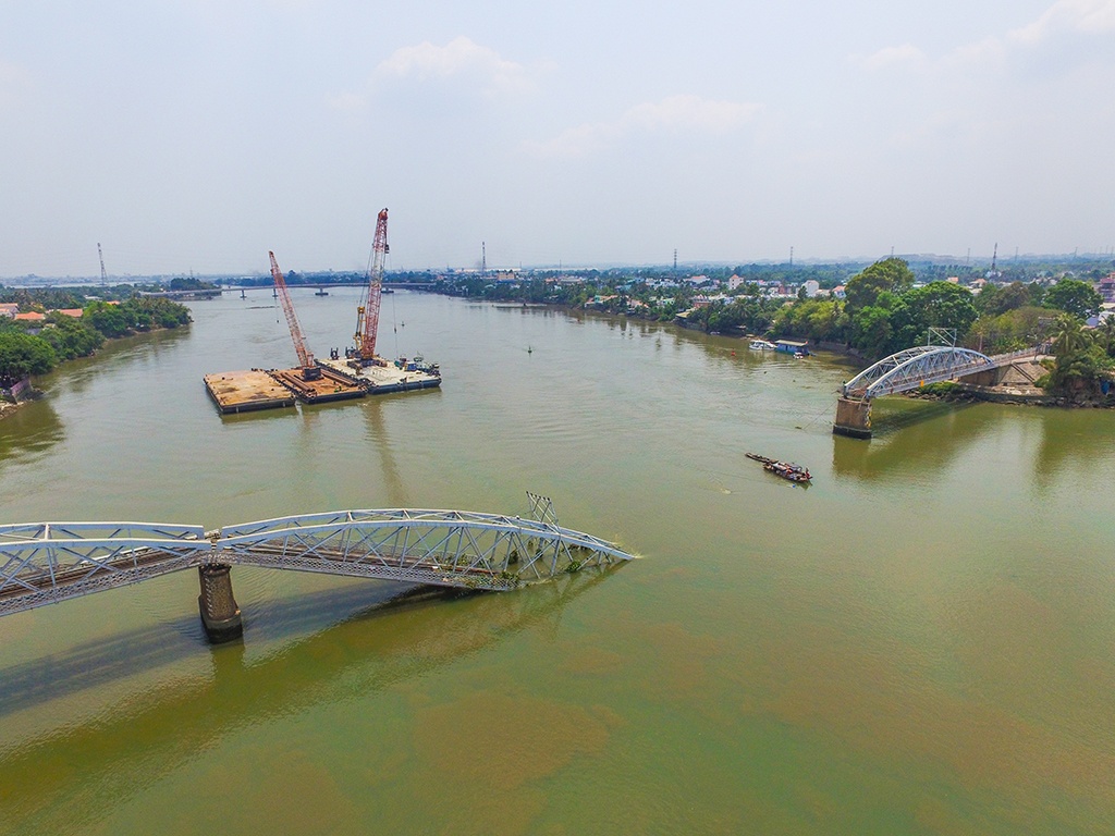 truy to chu va nguoi dieu khien sa lan dam sap cau ghenh