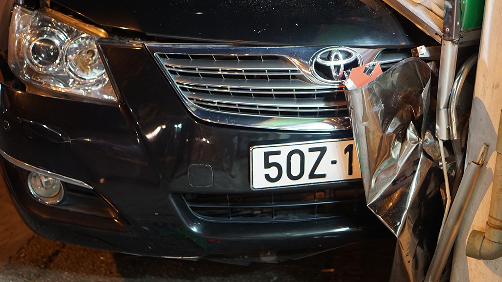 o to camry tong xe may roi lao vao quan pho mot nguoi trong thuong