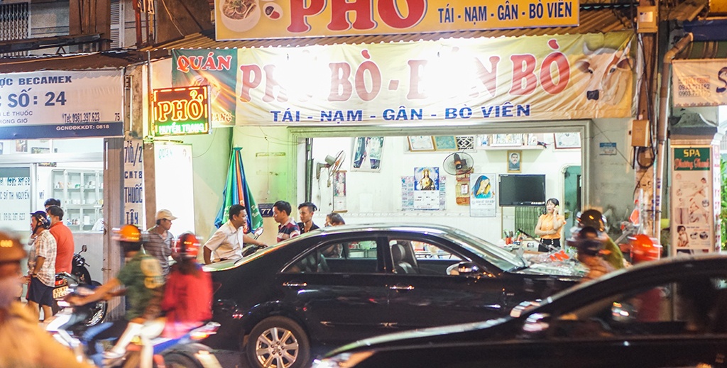 o to camry tong xe may roi lao vao quan pho mot nguoi trong thuong