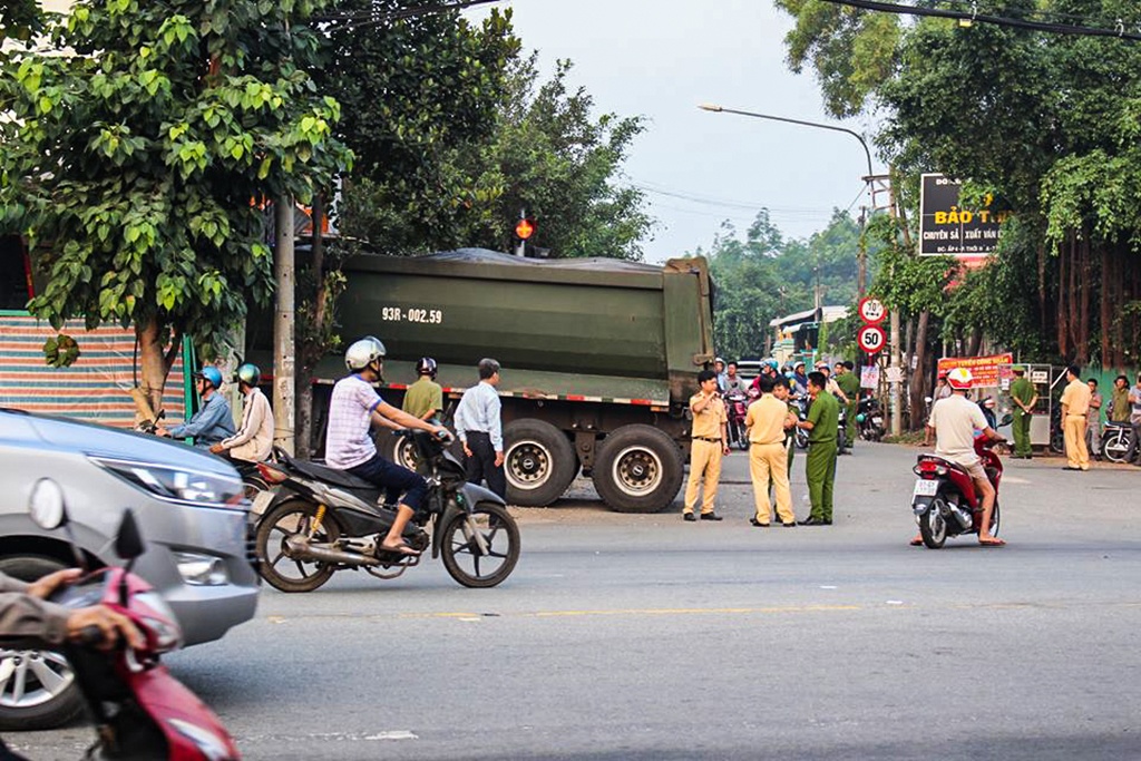 xe dau keo lai dam sap cua hang mot nguoi tu vong