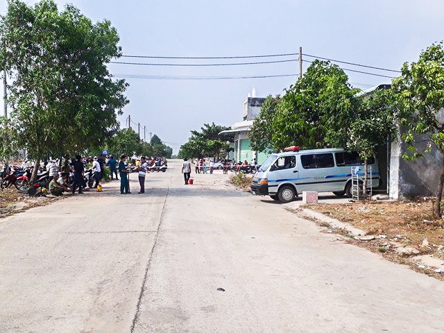 con trai 10 tuoi phat hien bo me tu vong trong nha