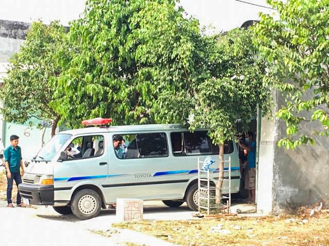 con trai 10 tuoi phat hien bo me tu vong trong nha