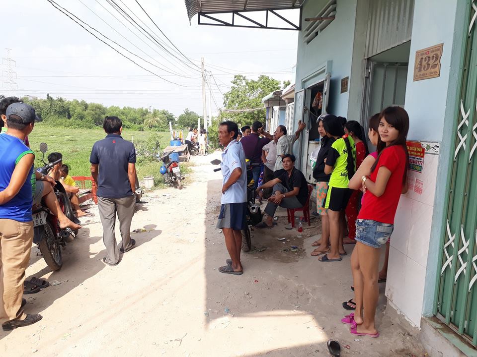 ngu day chong phat hien vo tu vong trong phong tro