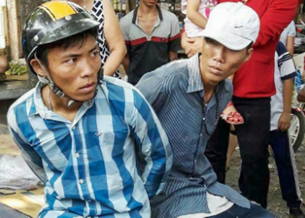 nguoi dan truy bat 2 thanh nien cuop day chuyen nhay xuong ao tron
