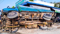 Bình Dương: Cô gái 27 tuổi bị xe tải lật đè tử vong