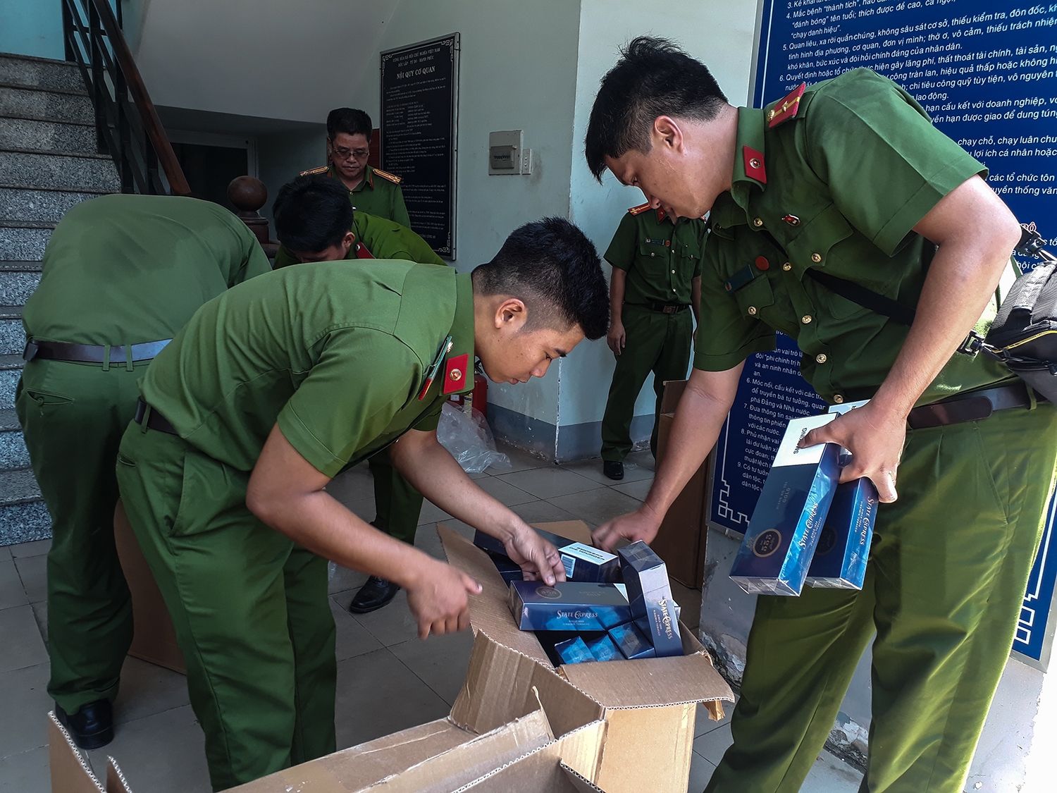 Nhân chứng bức xúc kể lại giây phút CSGT bị nam thanh niên húc văng xuống đường nhan chung buc xuc ke lai giay phut csgt bi nam thanh nien huc vang xuong duong