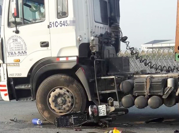 kep 3 khong mu bao hiem chay toc do cao tong vao dau keo container ba co gai nguy kich