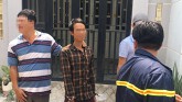 Đổ xăng lên người, ôm bình gas cố thủ đòi gặp vợ