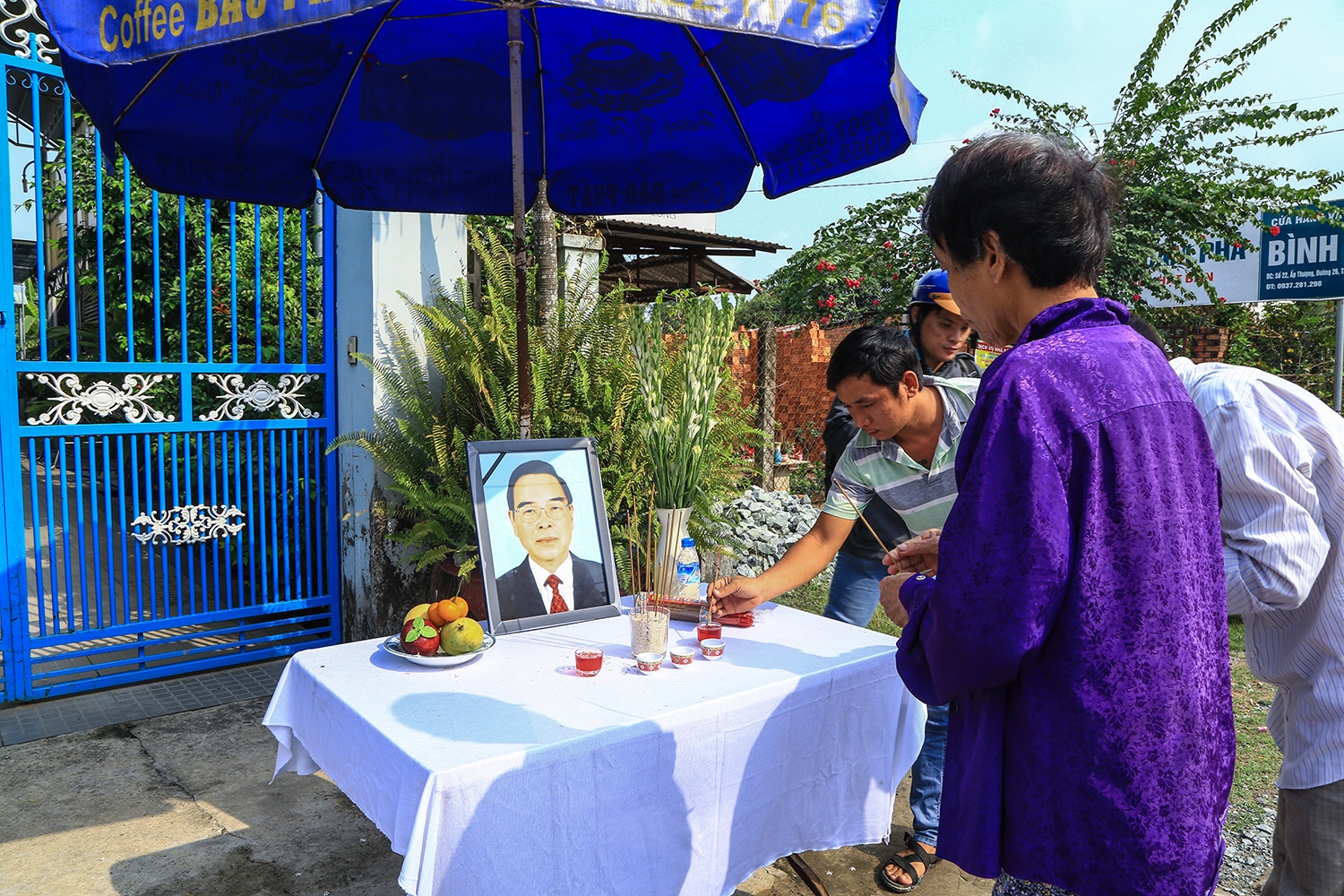 nguoi dan cu chi lap ban tho ben duong don co thu tuong phan van khai ve voi dat me