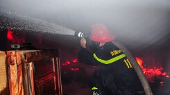 Lửa bao trùm xưởng gỗ lúc rạng sáng