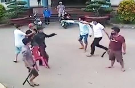 phat tu nhom thanh nien cam dao kiem chem nhau o benh vien