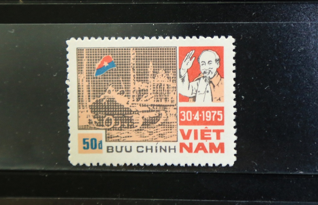dau an ngay giai phong mien nam 3041975 tren nhung con tem buu chinh
