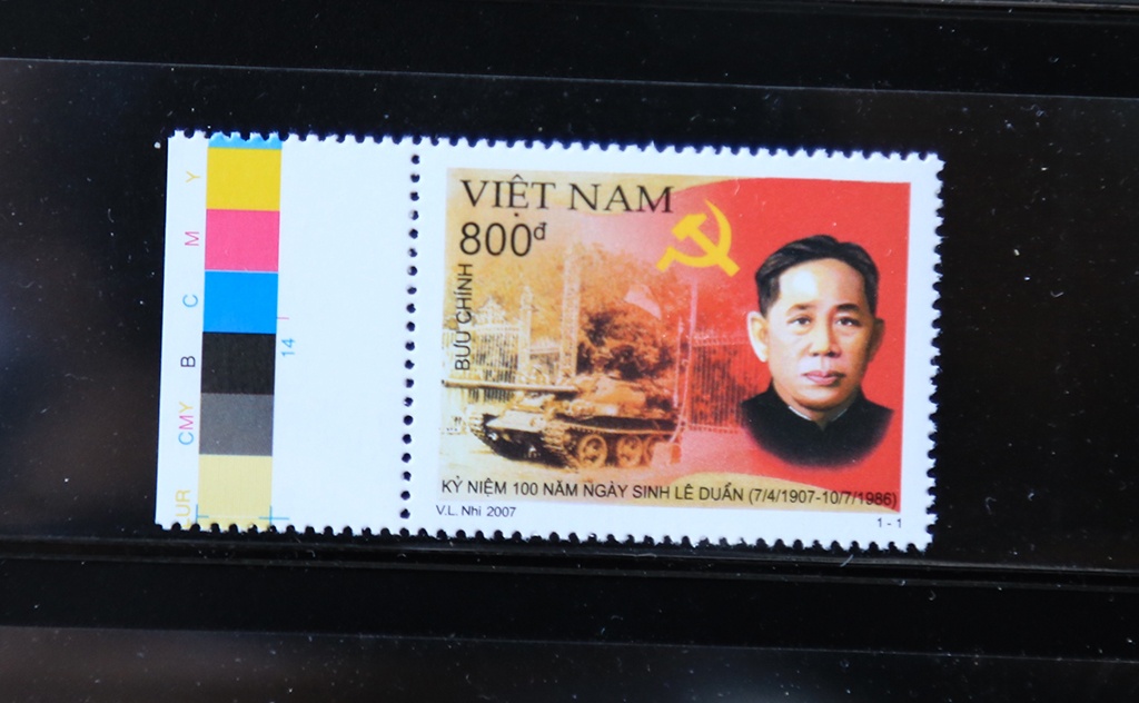 dau an ngay giai phong mien nam 3041975 tren nhung con tem buu chinh