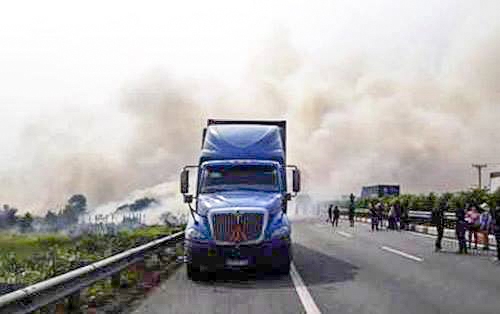 tai nan lien hoan un tac nghiem trong tren cao toc boi nguoi dan dot co kho ben duong