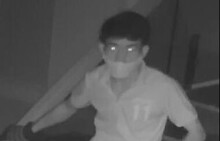 Mở camera giật bắn người thấy trộm mắt như đèn pha