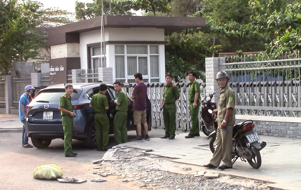 dap kinh o to trom 1 ty dong giua ban ngay