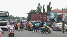 Xe máy ‘đối đầu’ ô tô, 2 người thương vong