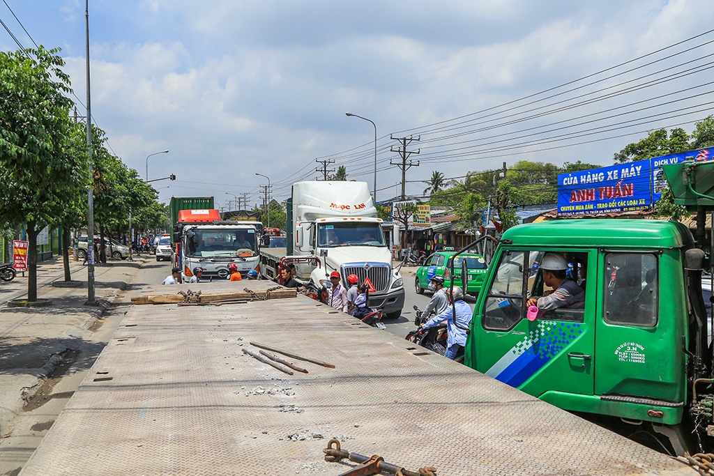 ket xe nhieu gio hang tram phuong tien xep hang dai hon 3km