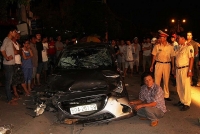 khoanh khac xe tai chay toc do cuc dai dam vao tuong dai nat bet dau