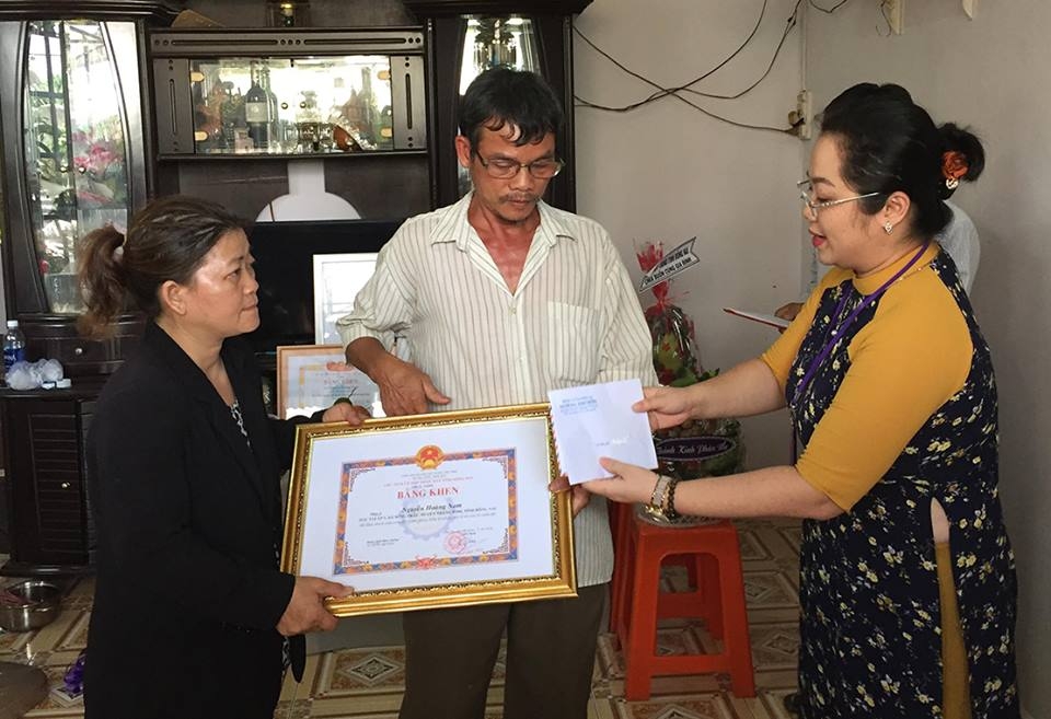 trao bang khen cho hiep si nguyen hoang nam