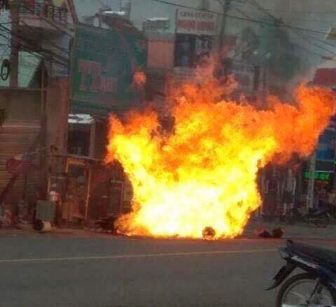 bay binh gas phat no tren duong nam thanh nien vut xe may bo chay