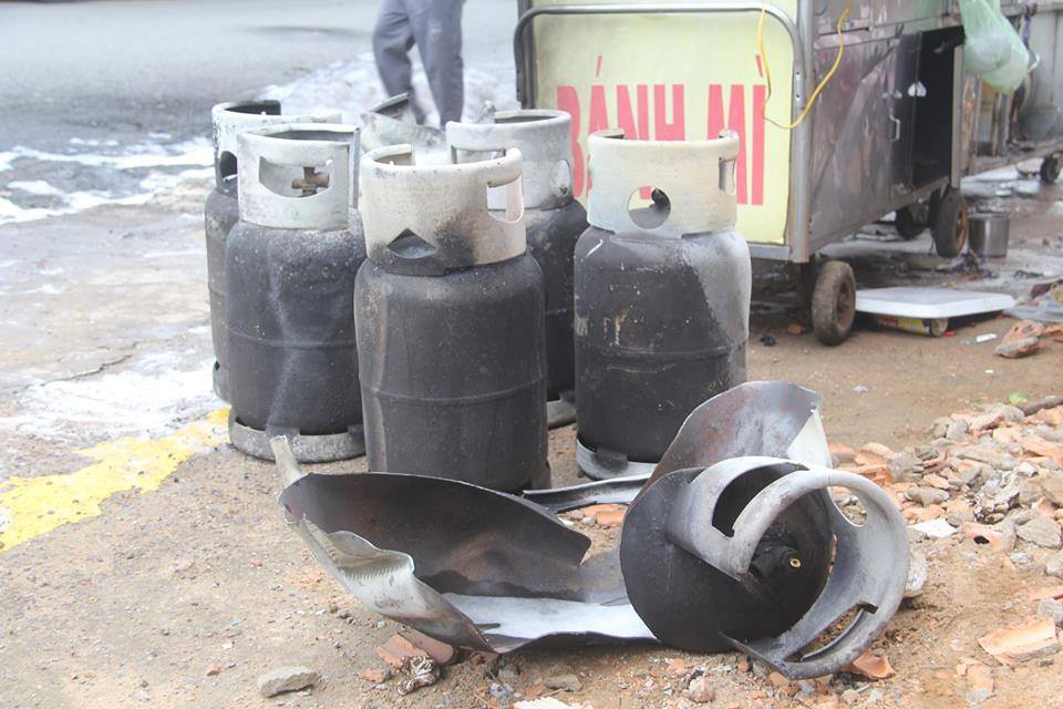 bay binh gas phat no tren duong nam thanh nien vut xe may bo chay