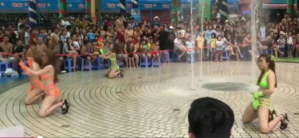 choang voi dan vu nu mac bikini nhay mua phan cam truoc mat hang tram tre em