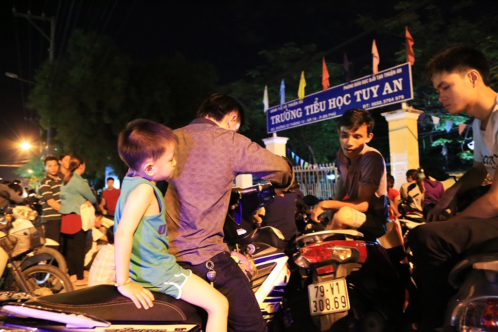 chuyen co that phu huynh mang chieu chan goi va mac vong thau dem cho nop ho so cho con vao lop 1