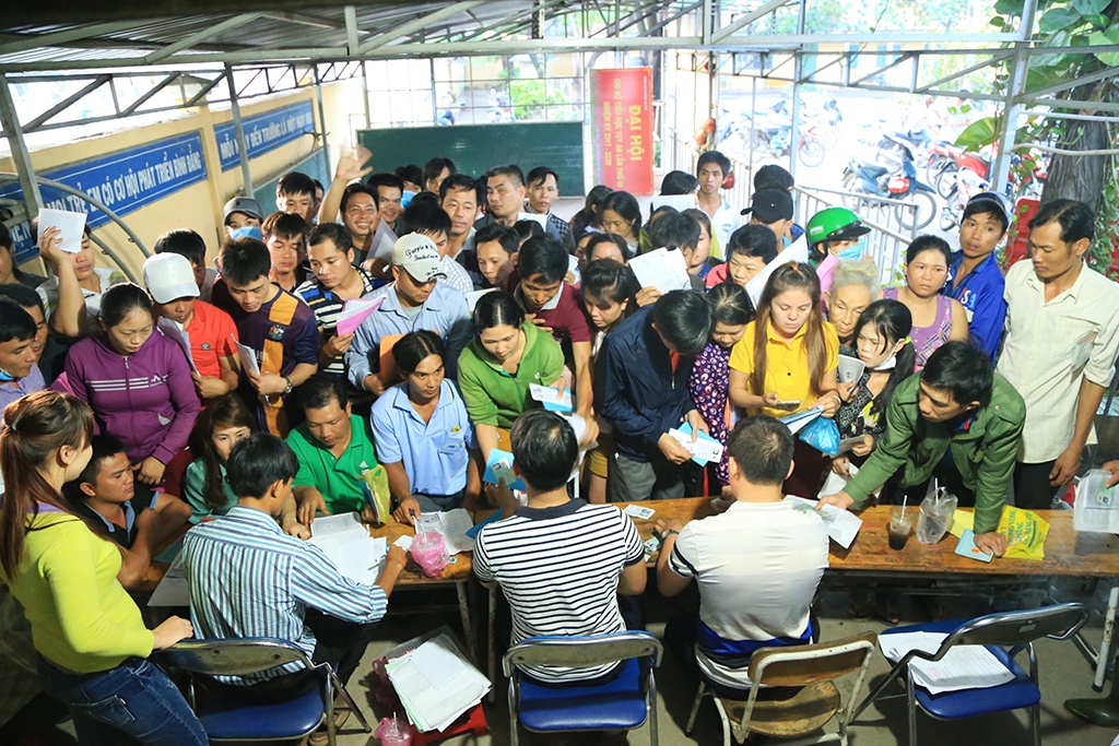vu om chieu suot dem nop hs cho con vao lop 1 khong phai loi do truong ma la o phu huynh