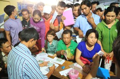 Vụ ôm chiếu, mắc võng suốt đêm chờ nộp HS cho con vào lớp 1: Công an tìm người phát thông báo lạ!