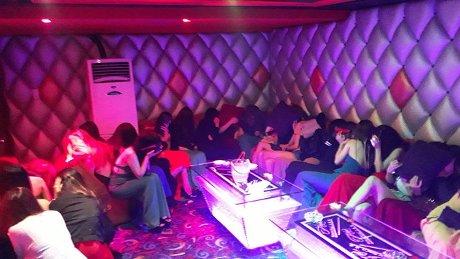 Thấy đoàn kiểm tra, nhân viên bật 'đèn tín hiệu' cho tiếp viên tháo chạy thay doan kiem tra nhan vien bat den tin hieu cho tiep vien thao chay