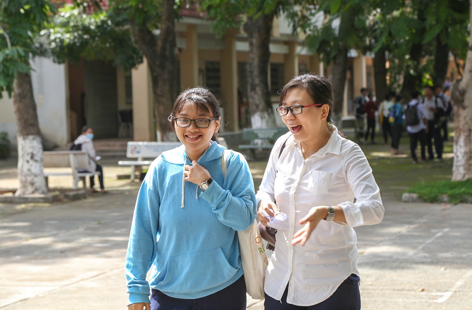 binh duong noi de ngu van de tho thi sinh tuoi cuoi rang ro roi phong thi
