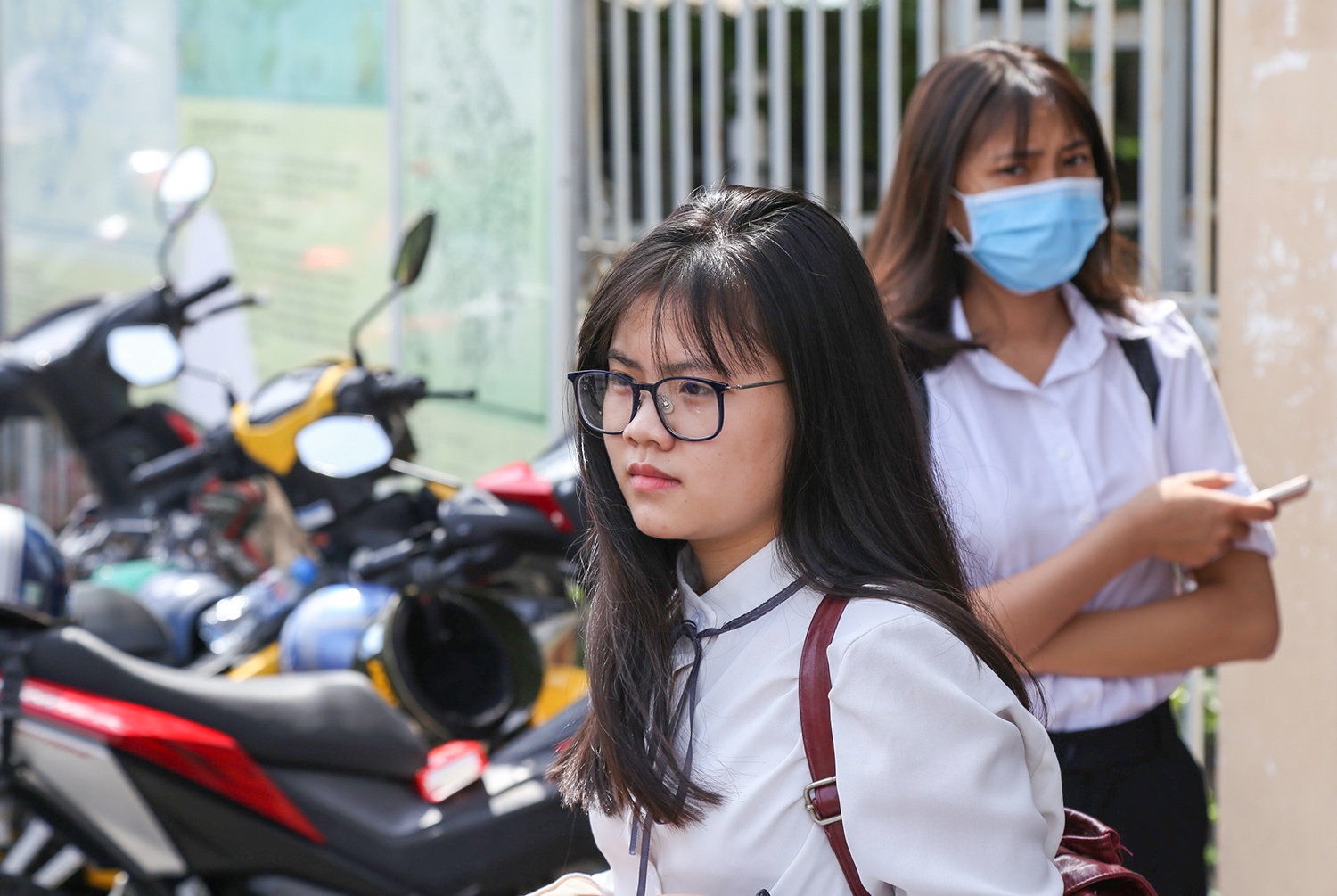 binh duong noi de ngu van de tho thi sinh tuoi cuoi rang ro roi phong thi