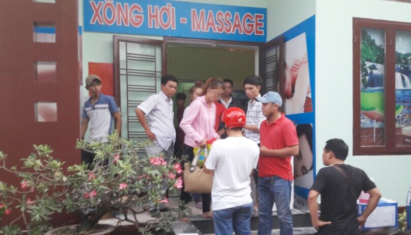 hiep si giai cuu hai co gai bi lua vao lam massage kich duc